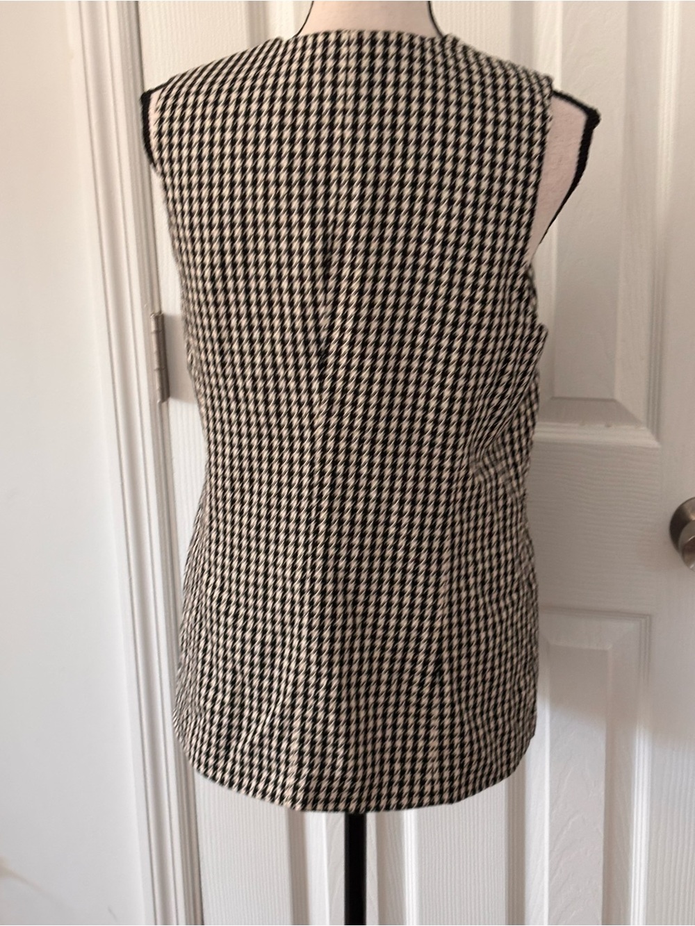 Sincerely Jules Black & White Houndstooth Sleeveless Blazer Vest - Picture 4 of 8